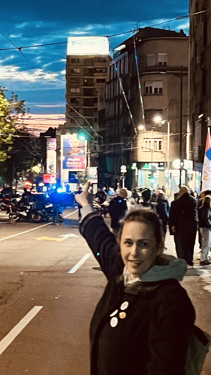 Lepa je zora u Takovskoj.
Kad gledaš u nebo vidiš onaj "Uradi sam" bilbord. E, pa to. Moramo sami. Prijavite se za smene ili jednostavno dođite ispred RTS. A pogotovo na Košutnjak. To ćemo večeras...