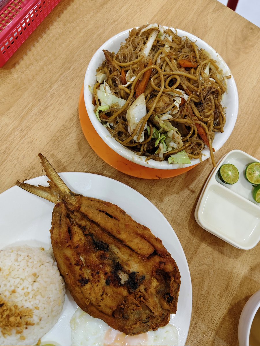 acaylariza's tweet photo. Next time, hindi na ako tatamarin magluto. 1K agad gastos pag lumabas ng bahay eh. Crave pa more ng bangus at pancit! 🥲 https://t.co/xfMz1KQ2pR
