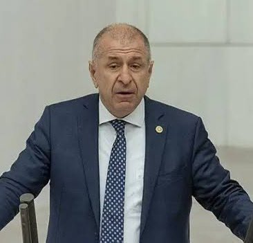JargonMedya's tweet photo. 🗣️Zafer Partisi İç Güvenlik Politikaları Bşk. Yrd. Hamdullah Saat:

“40 bin şehidin katiliyle masaya oturulmasına itiraz etti; Şehit anne, baba, eş ve çocuklarını unutmadı, ezilen Türk çocuklarına sahip çıktı, demografik işgale ses çıkardı, sınırları görüp uyardı. 

Ümit Özdağ, Türk yurdunda vatanperver olduğu için çok göze battı!”