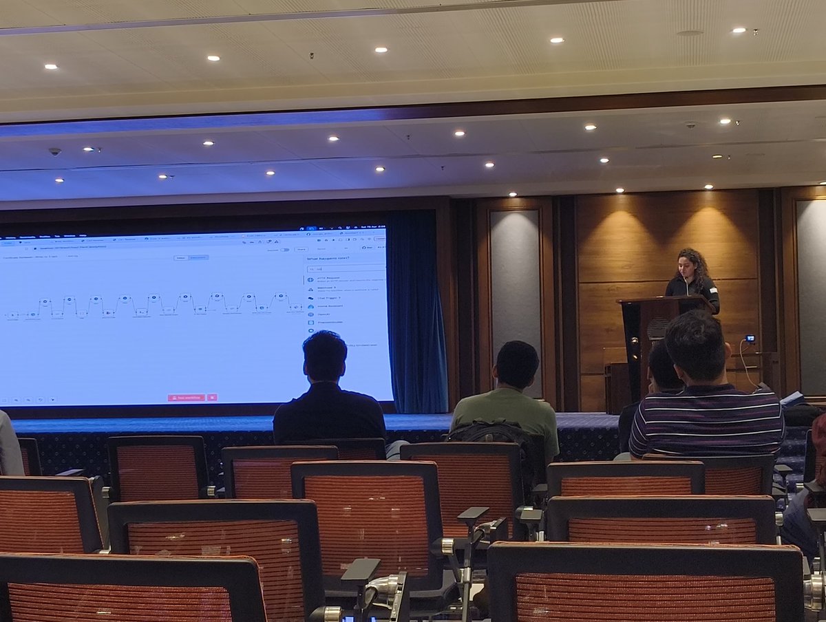 MumbaiFOSS's tweet image. Lightning talks has started ⚡