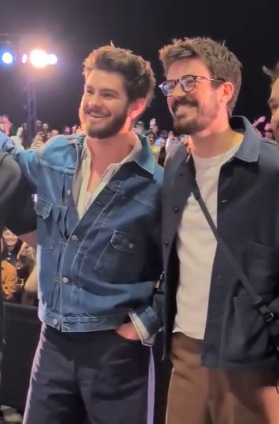 archivegrantg's tweet photo. grant gustin &amp; andrew garfield 💘 https://t.co/9cVF2UatAe