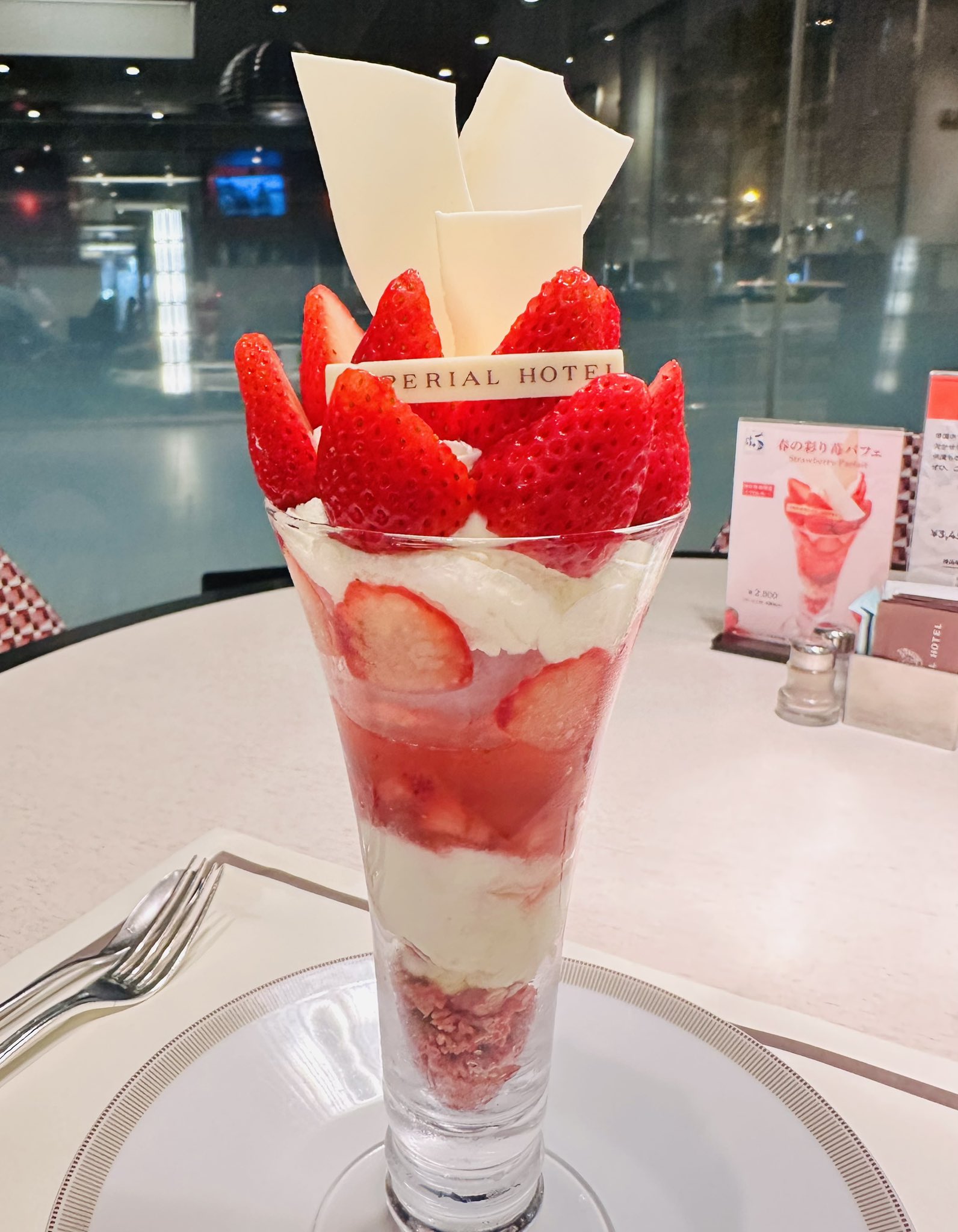 FUKUNAGA901 | . . 🍓おじぎぱふぇ（苺）¥1520 . . ぺこりと傾い