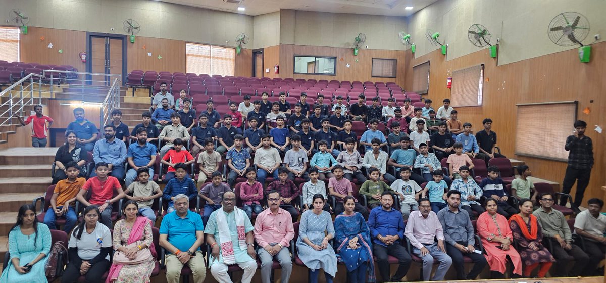 DdUikey's tweet image. #EMRS
आज भोपाल में @nests_emrs भोपाल का अवलोकन कर विद्यालयीन व्यवस्थाओं का जायजा लिया तथा छात्र छात्राओं एवं स्टाफ से संवाद किया।
माननीय प्रधानमंत्री श्री @narendramodi जी के ओजस्वी नेतृत्व में जनजातीय कार्य मंत्रालय छात्र छात्राओं को उच्च एवं गुणवत्ता पूर्ण  शिक्षा प्रदान करने