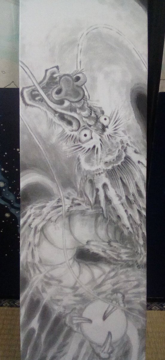 xTAyVTtCY9N7uqg's tweet photo. さらしの布に描いた龍。完成しました。 https://t.co/Mwb8Upb51q