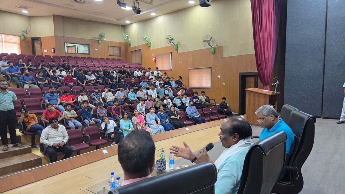 DdUikey's tweet image. #EMRS
आज भोपाल में @nests_emrs भोपाल का अवलोकन कर विद्यालयीन व्यवस्थाओं का जायजा लिया तथा छात्र छात्राओं एवं स्टाफ से संवाद किया।
माननीय प्रधानमंत्री श्री @narendramodi जी के ओजस्वी नेतृत्व में जनजातीय कार्य मंत्रालय छात्र छात्राओं को उच्च एवं गुणवत्ता पूर्ण  शिक्षा प्रदान करने