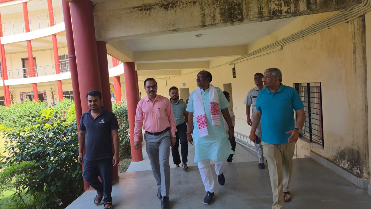 DdUikey's tweet image. #EMRS
आज भोपाल में @nests_emrs भोपाल का अवलोकन कर विद्यालयीन व्यवस्थाओं का जायजा लिया तथा छात्र छात्राओं एवं स्टाफ से संवाद किया।
माननीय प्रधानमंत्री श्री @narendramodi जी के ओजस्वी नेतृत्व में जनजातीय कार्य मंत्रालय छात्र छात्राओं को उच्च एवं गुणवत्ता पूर्ण  शिक्षा प्रदान करने