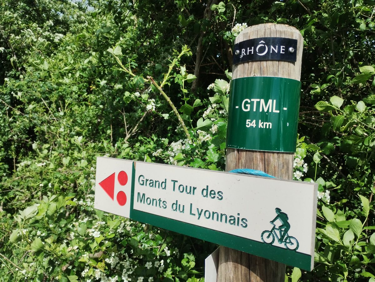 florian_bonet's tweet photo. Une petite idée de #rando accessible sans voiture depuis #Lyon.
En #bus #TCL 98 ou en #tramtrain #TTOL. Ça se passe dans l'#OuestLyonnais entre #SainBel et #Lentilly. #CarFreeFamily #JyVaisAvecTER #TER 🚉 https://t.co/phSgrciJib