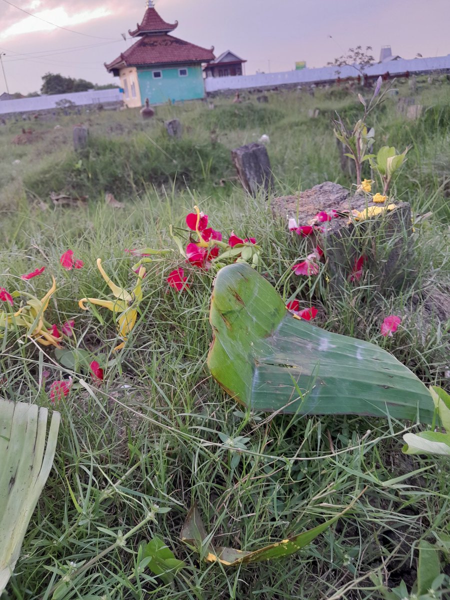 halo ibu, hari ini aku dateng buat bilang ke ibu besok aku nikah