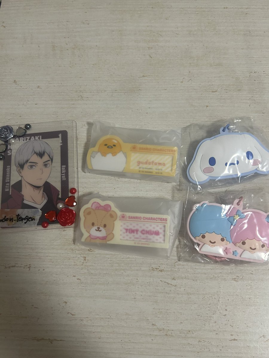 【交換】サンリオ　キャラクター大賞
シークレット　ラバーミラーキーホルダー
名札バッジ

譲)シナモン(シナモロール)、リトルツインスターズ(キキララ) 、タイニーチャム、ぐでたま

求)ミラー　ハンギョドン>ペックル
　名札　マロンクリーム>ペックル

纏めての方優先させていただきます。