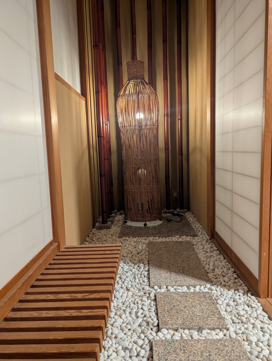 zuya72h's tweet photo. 部屋の中に風情を感じる灯りと砂利ある https://t.co/DclQ49RTbj