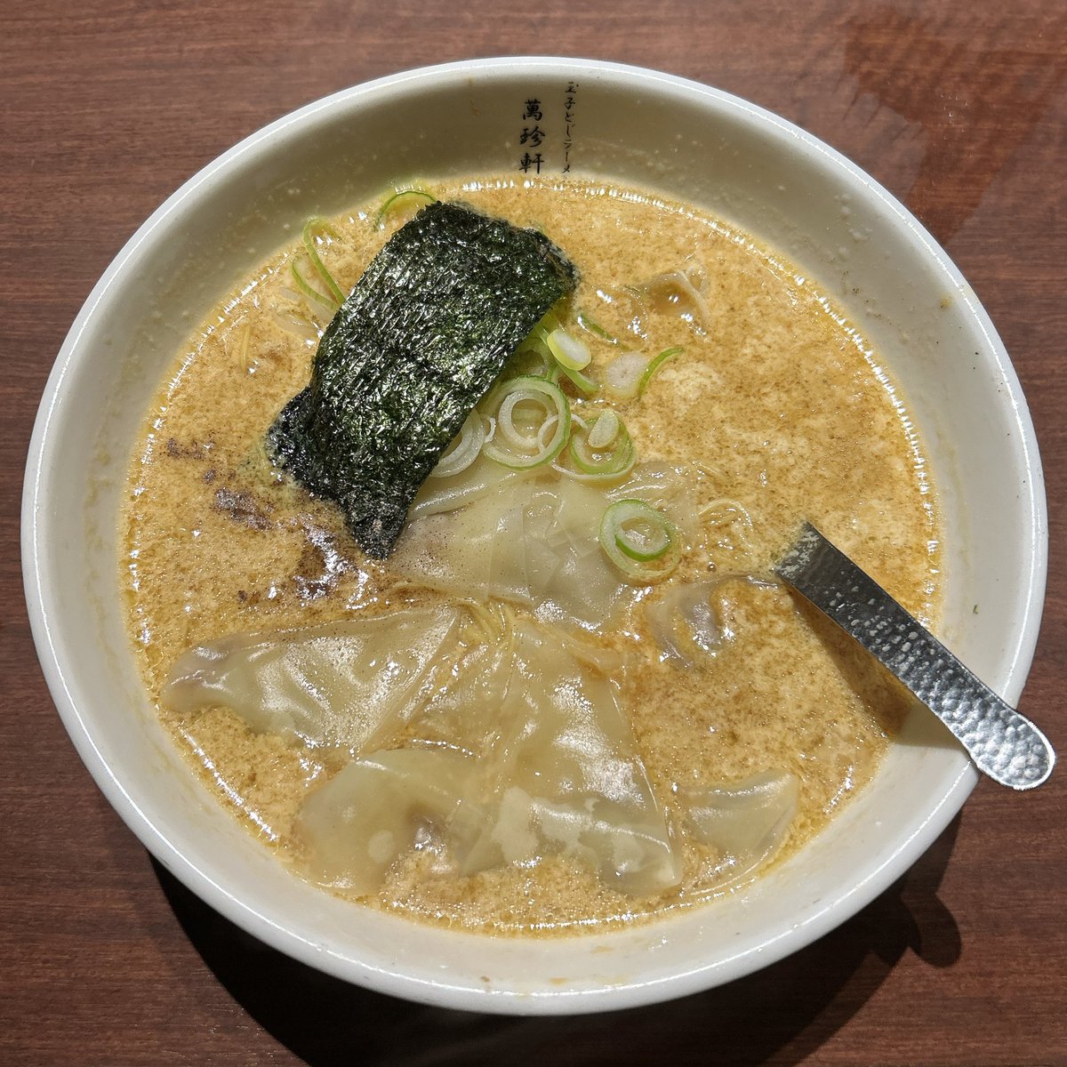shi2za's tweet photo. 萬珍軒@名古屋市中村区
ワンタン麺+なす飯
マーンチーンケーン🍜
#萬珍軒 https://t.co/0i1iuA0z2p