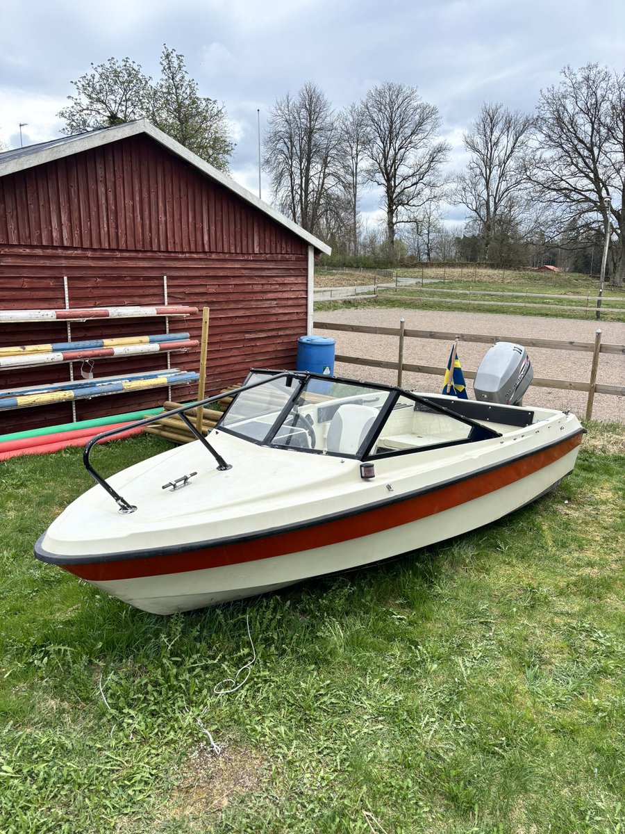 Kamrater! Den börjar bli redo för sjösättning nu. Efter första maj kan jag leverera den lite vart som helst i södra Sverige. 45 000 pengar så är den din. Så var ska den sjösättas? RT’a skiten ur det här nu, tack!