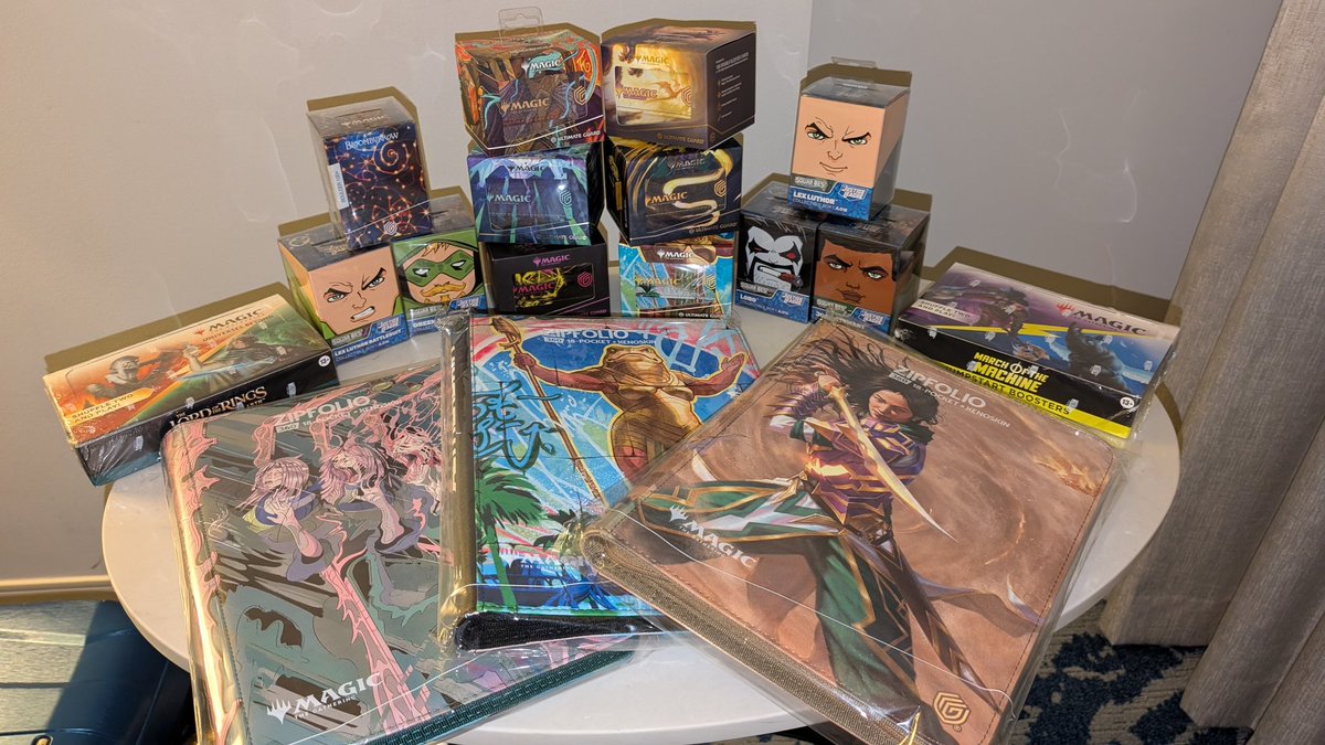 ZBexx's tweet image. YOOOOOO #CSCON ~ WOULD YOU LIKE TO WIN SOME @UltimateGuard SWAG?!?!

Ya girl ZBexx brought goodies for you! Find me and tell me the secret code &quot;I&apos;M IN THE FAB FAM&quot; for an item of your choice. 

Hint: I have 2 Meet &amp;amp; Greets remaining; Saturday 10am and Sunday 2pm.