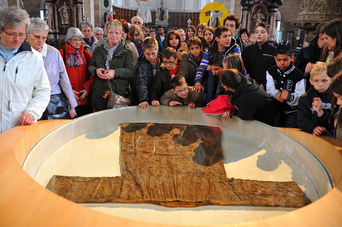 Templarpilled's tweet photo. 3. The Seamless Robe 

The tunic worn by Jesus before the soldiers cast lots for it.

It is located in the German Trier Cathedral https://t.co/m8OvuyGTT3