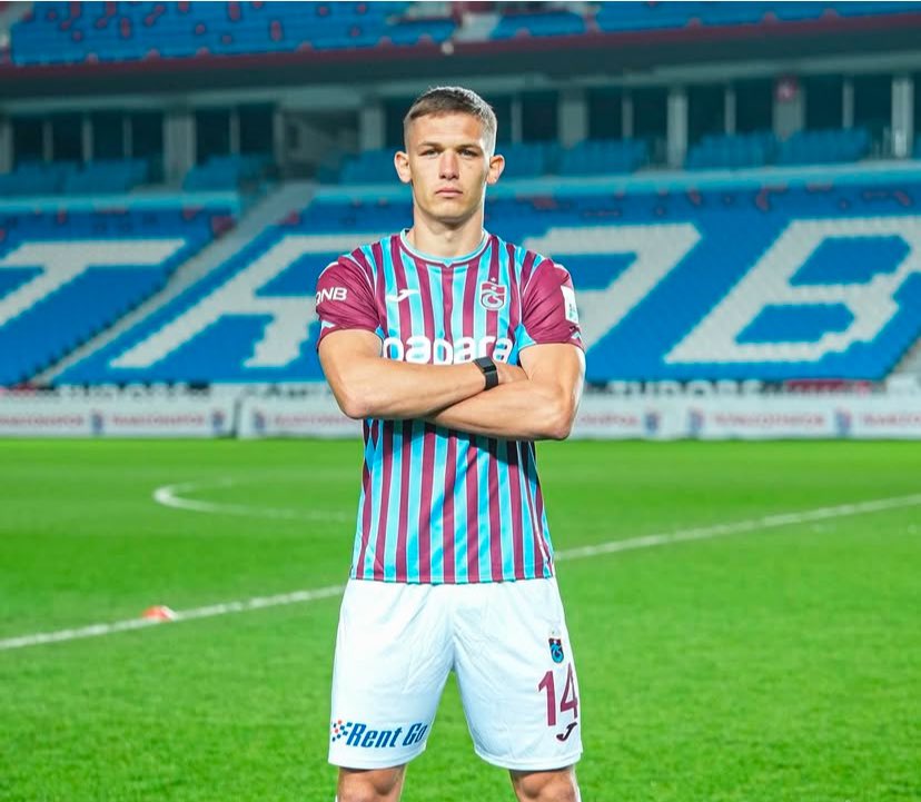 Abi bu adam niye bu takımda süre almıyor adana zaten düşecek banzaylada yollar muhtemelen ayrılacak gibi bu adamada 6 bayıldık bari 2. Yarı al hocam gelecek sezona hazırlık olmazmı ligde de küme düşmemek dışında hedefimiz yok kimseyi kötülemiyorum sadece anlam veremiyorum