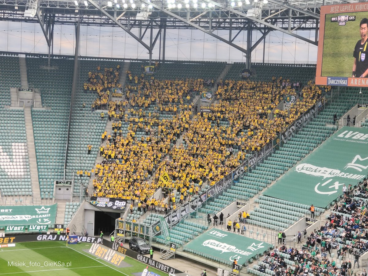 MiskaPatryk's tweet image. #GieKSaTwitter. Kibice GieKSy we Wrocławiu, część osób jeszcze wchodzi na stadion