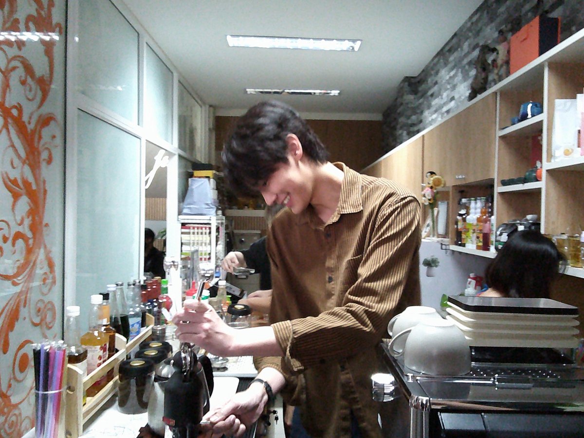 ilyfemi's tweet photo. นี่คงเป็นบาริสต้าที่หล่อที่สุดที่เคยพบเจอ 

#jsucafe #jsucoffee #dew_jsu https://t.co/N5QdUTVA9C