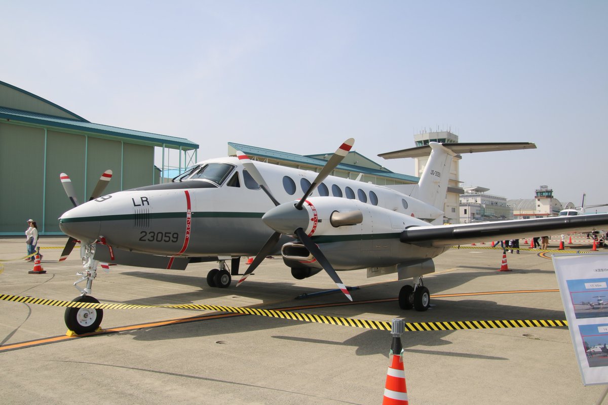 kumagai0214's tweet photo. #陸上自衛隊 #海上自衛隊
#連絡偵察機 Beechcraft #LRｰ2 23059
#連絡機 Beechcraft #LCｰ90 King Air 9305
#要人輸送ヘリコプター Eurocopter #EC225LP #スーパーピューマ 01023
#哨戒ヘリコプター Mitsubishi #XSHｰ60L 8501

2025.4.19 #厚木基地(NJA) #厚木基地日米親善春祭り https://t.co/dFjJ35ESL2