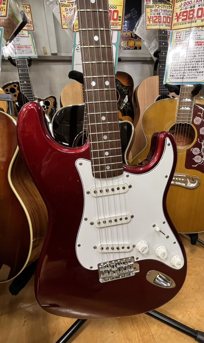 nao_shapes's tweet photo. 気になる🎸発見🥺💦デシ
#kana ちゃんのcandy apple 🍎に
似てるかなぁ...🤔?
#FenderJapan ST72-66US-ocar
#largehead
#emanon
Todayは全国15地点で #真夏日 ⛱️ https://t.co/XN9meKdPec