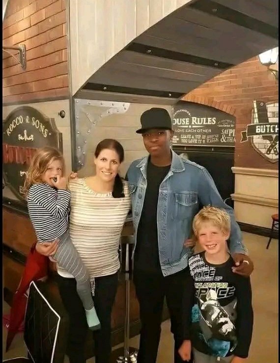 "We were standing, saying our goodbyes when I put my bag on my shoulder and suddenly felt a sensasion like I was being burnt by a hot poker and looked under my arm only to realise that I had been stung by a bee! I asked Mikey if he'd like something for lunch from Pick n Pay to