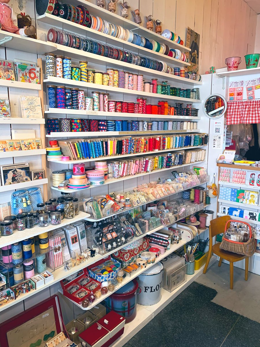 私の愛する谷中の雑貨店「ビスケット」と、少し離れた場所にあったツバメハウスが合体！　本日リニューアルオープン。ビスケットの隣はもともと「コーヒー乱歩」があった場所。天井の梁や障子はそのままに、かわいい空間に生まれ変わりました。中で繋がっているので、両店を行ったり来たりできますよ。