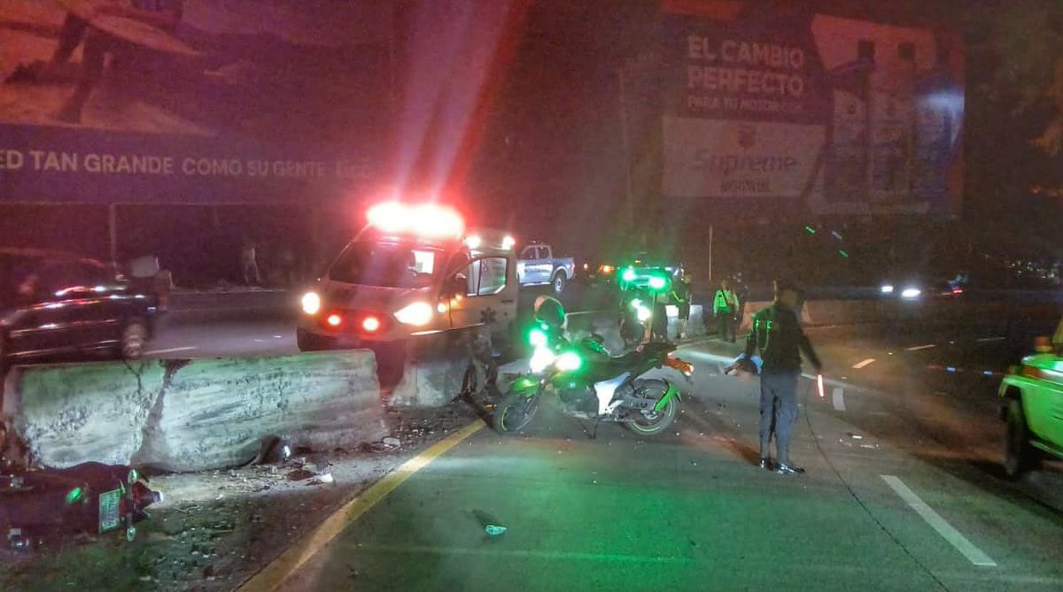 #AccidenteVial I🚨 Un motociclista murió y otro resultó lesionado tras chocar contra los separadores viales en el km 30 de la carretera Santa Tecla - Puerto de La Libertad.
Conducí con precaución. Una decisión puede marcar la diferencia.