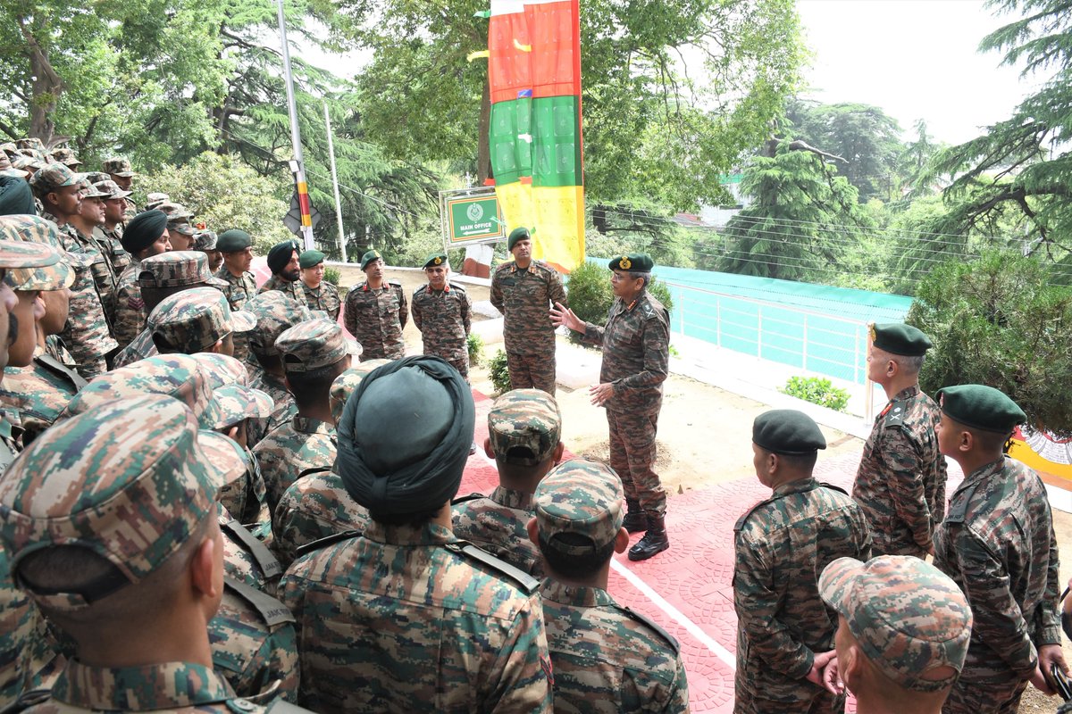 suryacommand's tweet photo. “𝗩𝗜𝗦𝗜𝗧 𝗢𝗙 𝗔𝗥𝗠𝗬 𝗖𝗗𝗥 𝗧𝗢 𝗔 𝗜𝗡𝗙 𝗕𝗡”
Lt Gen Anindya Sengupta, GOC-in-C, #CentralCommand visited Infantry Battalion at #Jutogh to review operational preparedness of the Battalion. #ArmyCdr interacted with the troops and complimented them for their dedication, steadfastness and professionalism. He exhorted all ranks to continue striving for excellence in all endeavours.
#IndianArmy #SuryaCommand
#YearOfDefenceReforms
#OnPathToTransformation
#CapabiltyDevelopment
#StrongAndCapable
#NextGenSoldiers
@adgpi
@ProDefLko
@PRODefDehradun
@PROdefprayagraj
@SpokespersonMoD
@UBArea_IA
@HQ_IDS_India
@MinofDefIndia