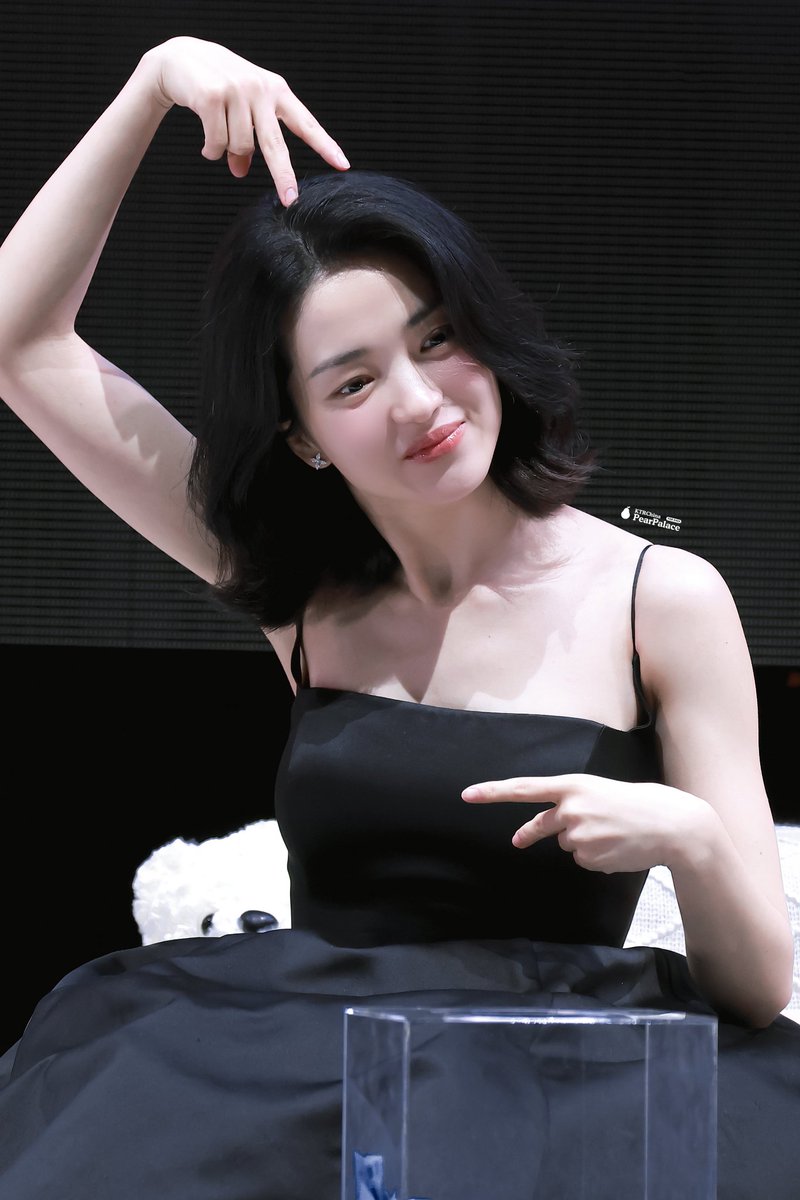 kdrama_menfess's tweet photo. •kdm• Kim Taeri Fanmeet "We Tell" hari ini fans yang hadir dapat lipstik prada, polham dan merek iklan taeri yang lainnya, pdhl harga tiket cuma 77.000won, Kim Taeri bener bener bikin fanmeet buat ketemu fansnya salut banget 🥹🫶 https://t.co/1EamKCPl6c