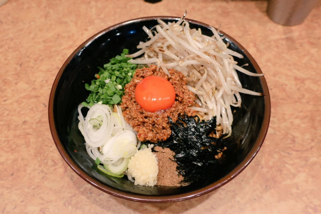 (続き)これまでにも麺が異常にハイレベルな汁なしはあった。が、ここまでスープ(ソース)がハイレベルな汁なしには、少なくとも私は出逢ったことがない。肉味噌の風味も極めて上質で、ドーパミンの噴出が止まらない。まさに神が宿りし名杯。新店の枠内で評価するのは、この１杯に失礼と言うものだろう。