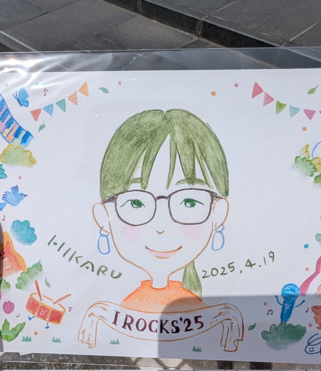 hikarun_spinoff's tweet photo. 髪後ろで縛ってたから正面から見えなかったんだけど、受け渡しの時に「描きましょうか？」って言っていただいたので描いてもらいました🥹優しすぎる！
ekakinokoさん、今年も可愛く描いてくださってありがとうございました！
#ぼくわたしのIROCKS2025 
#IROCKS2025 https://t.co/UvwWgYRClw