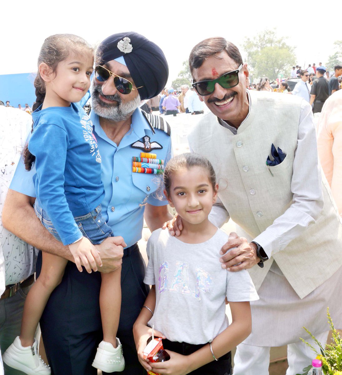 SpokespersonMoD's tweet photo. Amid the thrilling #SKAT aerobatic display in Ranchi, RRM and Chief of the Air Staff Air Chief Marshal AP Singh engaged with school children, making the #aeroshow not just a visual treat but also an inspiring experience for young #aviation enthusiasts. https://t.co/92MTFloGda