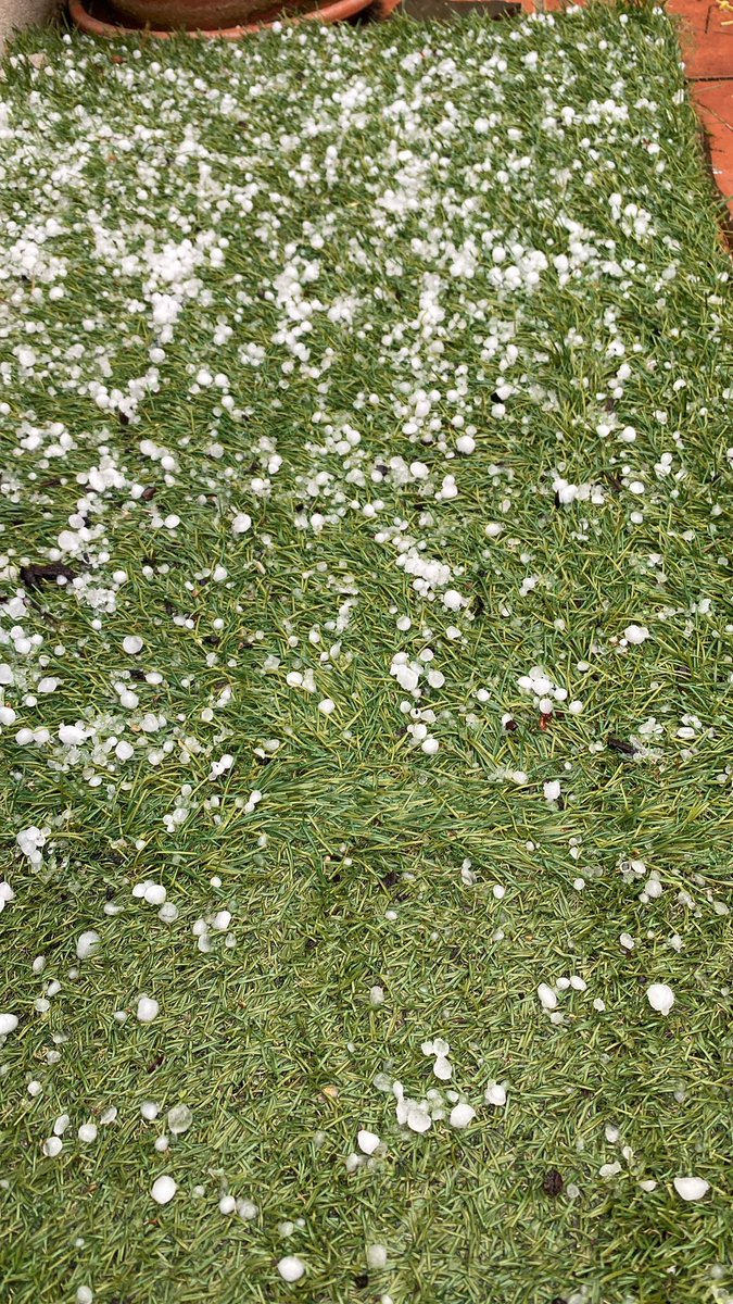 JoseACampoV's tweet photo. Tormenta con granizo en sariñena https://t.co/cKZEgr5WZK