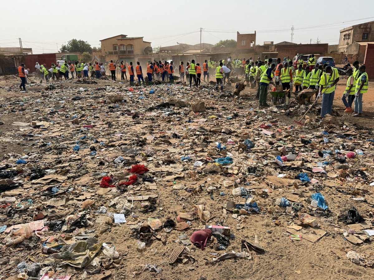 MdiOuedraogo's tweet photo. Nous avons initié une action de nettoyage ce matin au quartier Karpala de Ouagadougou. Un dépotoir qui a connu une belle opération citoyenne de propreté. Plus de 200 personnes ont répondu présent. Merci aux bonnes volontés et aux partenaires pour cet engagement de propreté. https://t.co/4mCp5ifEKJ