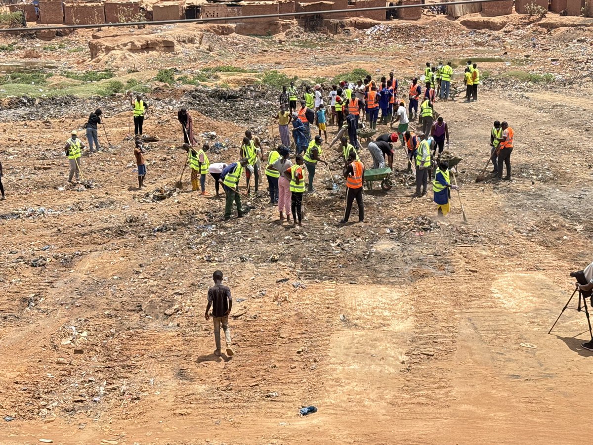MdiOuedraogo's tweet photo. Nous avons initié une action de nettoyage ce matin au quartier Karpala de Ouagadougou. Un dépotoir qui a connu une belle opération citoyenne de propreté. Plus de 200 personnes ont répondu présent. Merci aux bonnes volontés et aux partenaires pour cet engagement de propreté. https://t.co/4mCp5ifEKJ