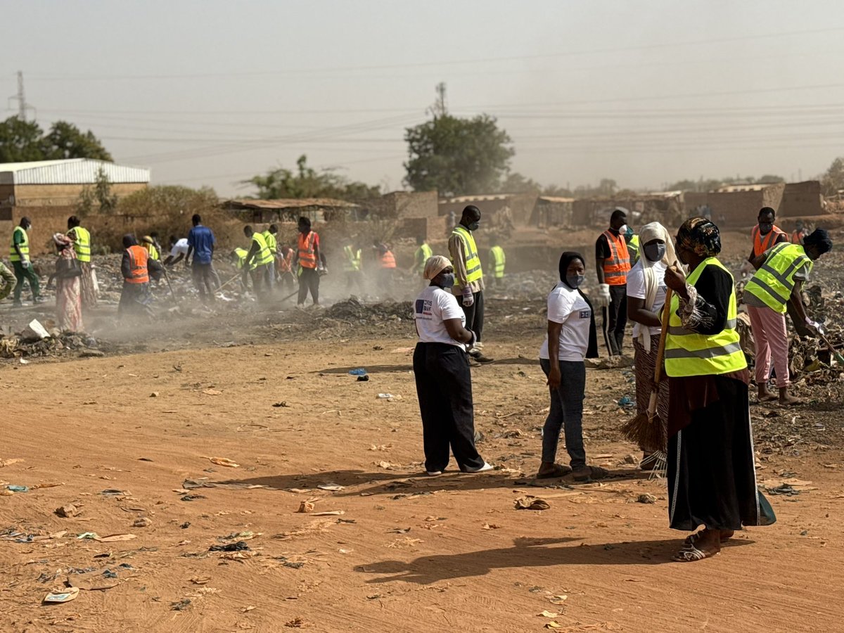 MdiOuedraogo's tweet photo. Nous avons initié une action de nettoyage ce matin au quartier Karpala de Ouagadougou. Un dépotoir qui a connu une belle opération citoyenne de propreté. Plus de 200 personnes ont répondu présent. Merci aux bonnes volontés et aux partenaires pour cet engagement de propreté. https://t.co/4mCp5ifEKJ