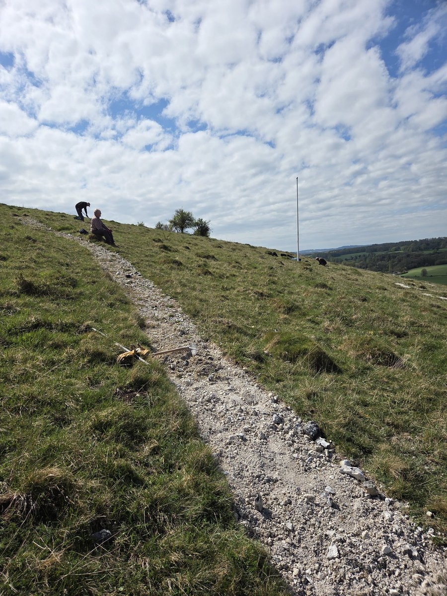 ww1australiamap's tweet image. The sun is shining at last! Volunteers working on the #WW1 chalk badge depicting the map of #Australia in advance of our #AnzacDay2025 The badge was created by Australian soldiers whilst at Hurdcott Camp in the fields below. Our service is at 10am, Friday 25th April. All welcome.