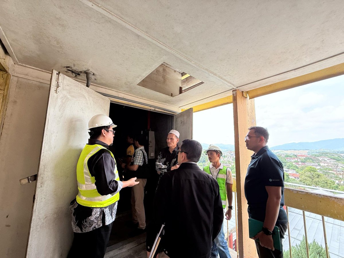 Bersama Pakar-pakar CKM JKR membantu mencari jalan penyelesaian bagi isu-isu berkaitan AC di HTJ. Semoga dapat memberikan keselesaan lebih baik kepada rakyat NS pada masa akan datang.
#IamJKR 
#JasaKepadaRakyat
<a href="/JKR_CKM/">JKR CAW. KEJ. MEKANIKAL</a> 
<a href="/suhailimansor/">Suhaili</a> 
<a href="/PPK1_JKR/">PASUKAN PROJEK KHAS 1</a> 
<a href="/htjsn9/">Hospital Tuanku Ja'afar Seremban</a>