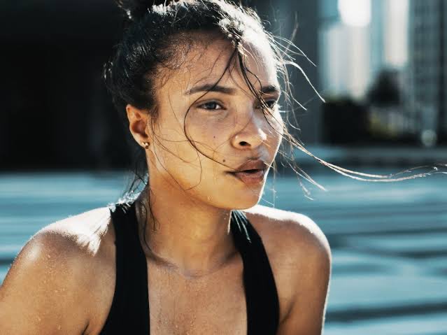 GameReelHUB's tweet photo. Respire corretamente durante os exercícios 💨

Inspire pelo nariz e expire pela boca
Coordene a respiração com o movimento
Pratique a respiração diafragmática

Respirar corretamente melhora o desempenho, aumenta a oxigenação dos músculos, reduz o cansaço e ajuda na recuperação. https://t.co/4BoWmS6B68
