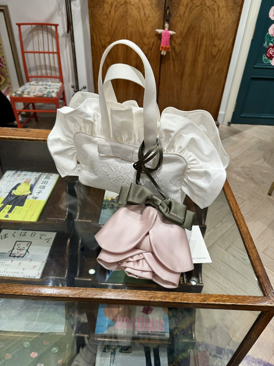 Satin Rose Bag? お手持ちのトートバッグにつけて、リップや 