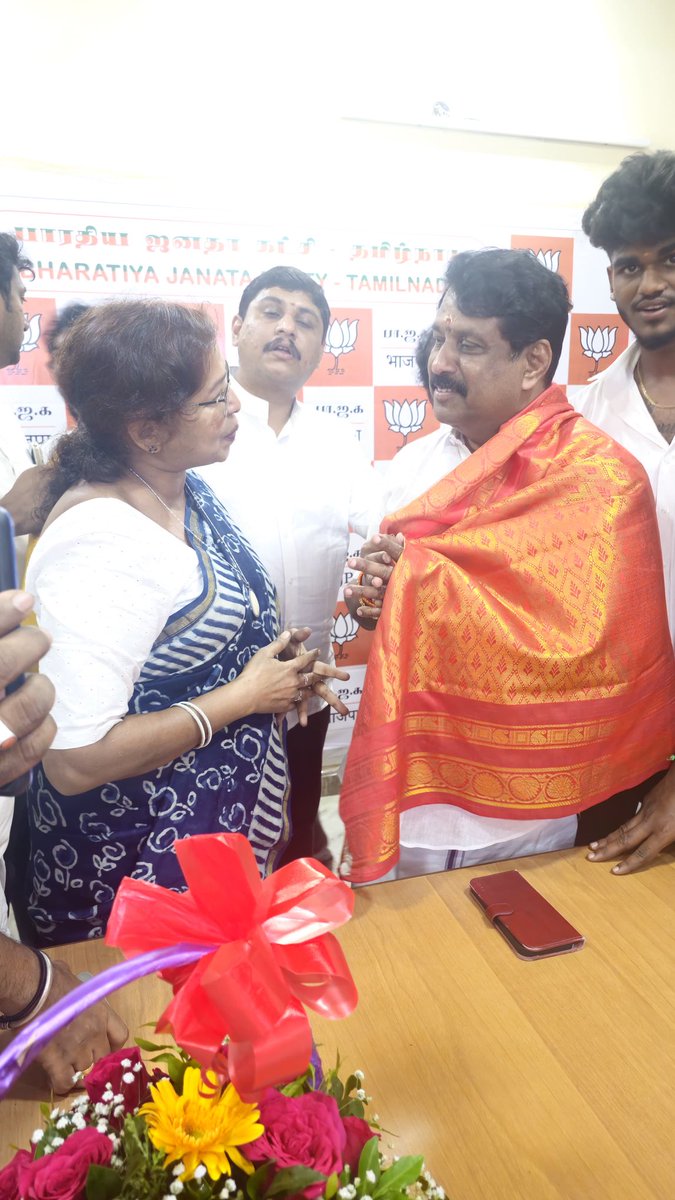 பாஜகவின் புதிய மாநில தலைவர் திரு நயினார் நாகேந்திரன் அவர்களை சந்தித்து வாழ்த்து தெரிவித்தபோது….#tnbjp #tnbjpminoritymorcha  #Tdaisy #nainarnagendran