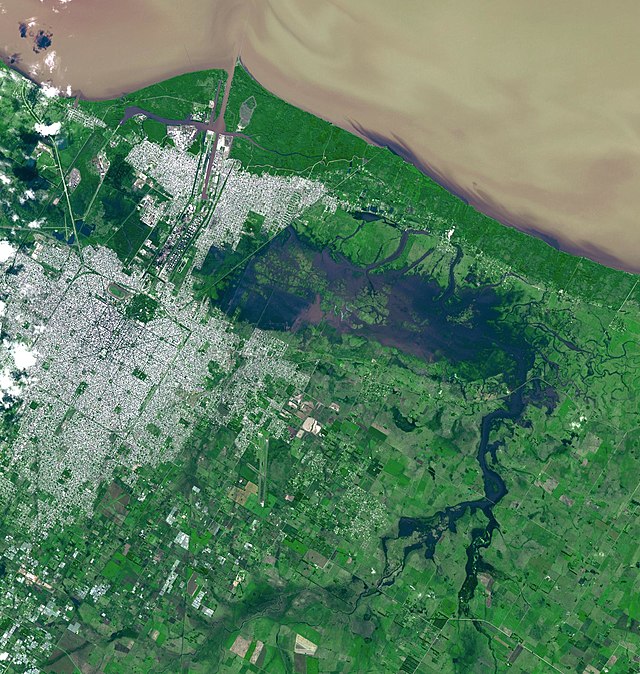 pmorosi's tweet photo. No tengo dudas de que la ciudad d #LaPlata, capital de la principal provincia argentina, será en el futuro un caso de estudio. En 143 años de vida se produjo aquí una transformación paradójica, inaudita. La urbe que 1882 nació como una ciudad planificada, modelo del higienismo, unica en el mundo, con una traza elogiada en Europa, hoy se ha convertido en la capital del desorden urbano con la friolera de 435 los barrios irregulares. Pasamos de la planificacion integral a la desplanificación más absoluta y el desprecio por la historia y la identidad. 
A quién creen ustedes que tenemos que agradecerle?