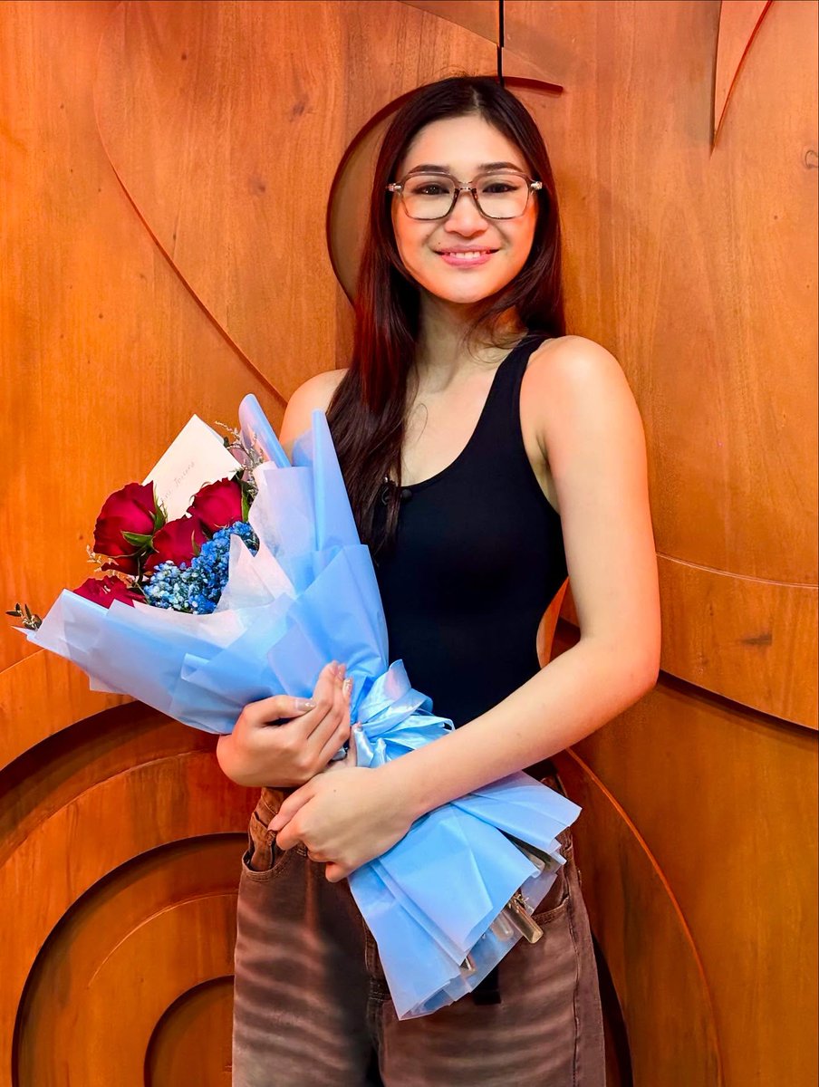 BiniJhoannaOFC's tweet photo. Welcome back to the outside world, @bini_jhoanna! 💐

It was a new experience and we hope you enjoyed your stay sa Bahay ni Kuya. We're happy that we witnessed a different side of you.

Proud of you, best leader. 💙

#BINIxPBBCollab #PBBCollabBloom
#BINI_Jhoanna #BINI_Stacey https://t.co/SWVYTW6SQY