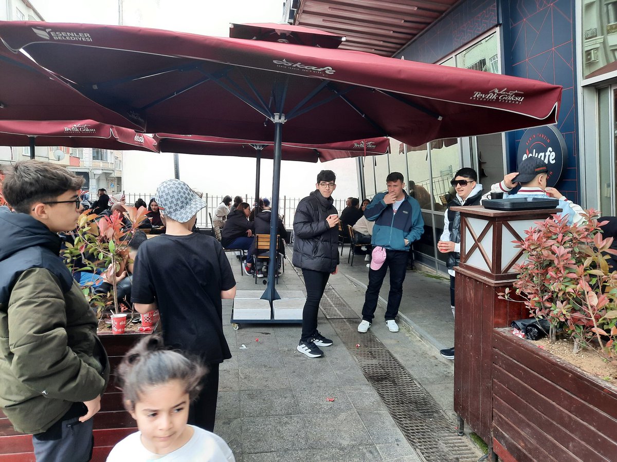 Çay 1, filtre kahve 2 lira...
Ama reklam yapmayı bilmiyorlar.
Burası İstanbul Esenler Belediyesine ait Eskafe. Üstelik herkese açık.
Yakında yeni şubeler eklenecek..
İmamoğlu ya da Yavaş yapsaydı, "Büyük Hizmet" diye dillerde dolaşırdı.