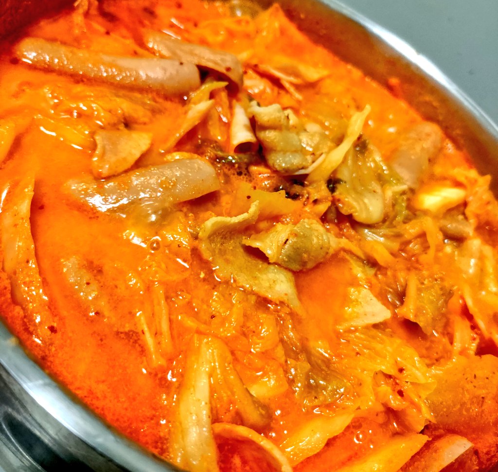 ast_0326's tweet photo. 東京初の韓国料理は自作プデチゲ
キムチ最強すぎ何でも美味しくなる https://t.co/4gKSzSLXVZ