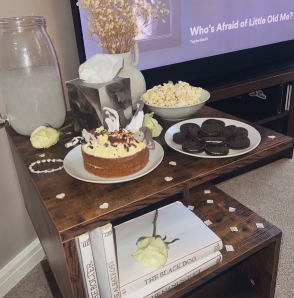 gldrushred's tweet photo. @taylornation13 straight from the tortured swiftie department 🤍🩶🖤
happy birthday to my favourite album #TsTTPD 

#1YearOfTSTTPD @taylornation13 @taylorswift13 https://t.co/GS9IBpIXRz