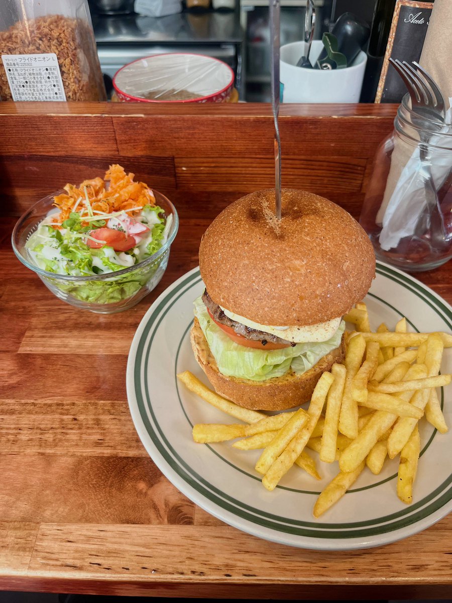 s__b__e's tweet image. ついに明日はハバタイ周年🍔働いているお店のイベントにバンドで出れるなんて！wowdowは20:00から！これは初めて行った時の写真！まじうまいからみんな食べてーーー