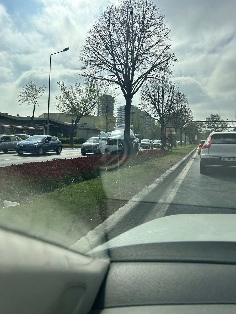 cagritoptan's tweet photo. @radyotrafik merhaba Bakırköy Ataköy yolu orta refüje çıkmış araç Florya yönü https://t.co/ZHNclgfMik