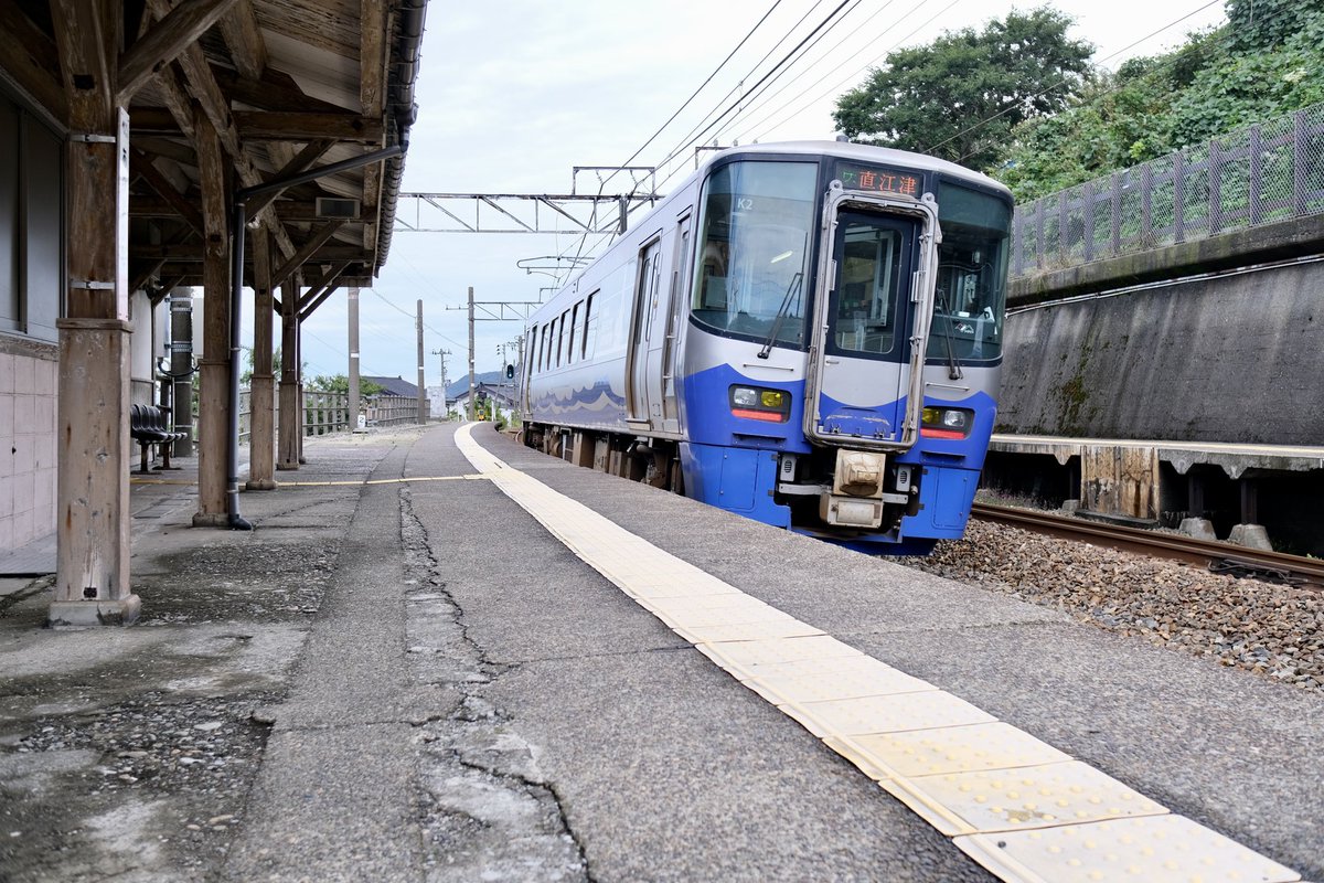 「併設されたカフェもあり素敵な駅でした」|さけハラスのイラスト