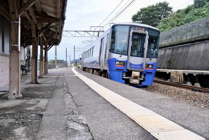 併設されたカフェもあり素敵な駅でした