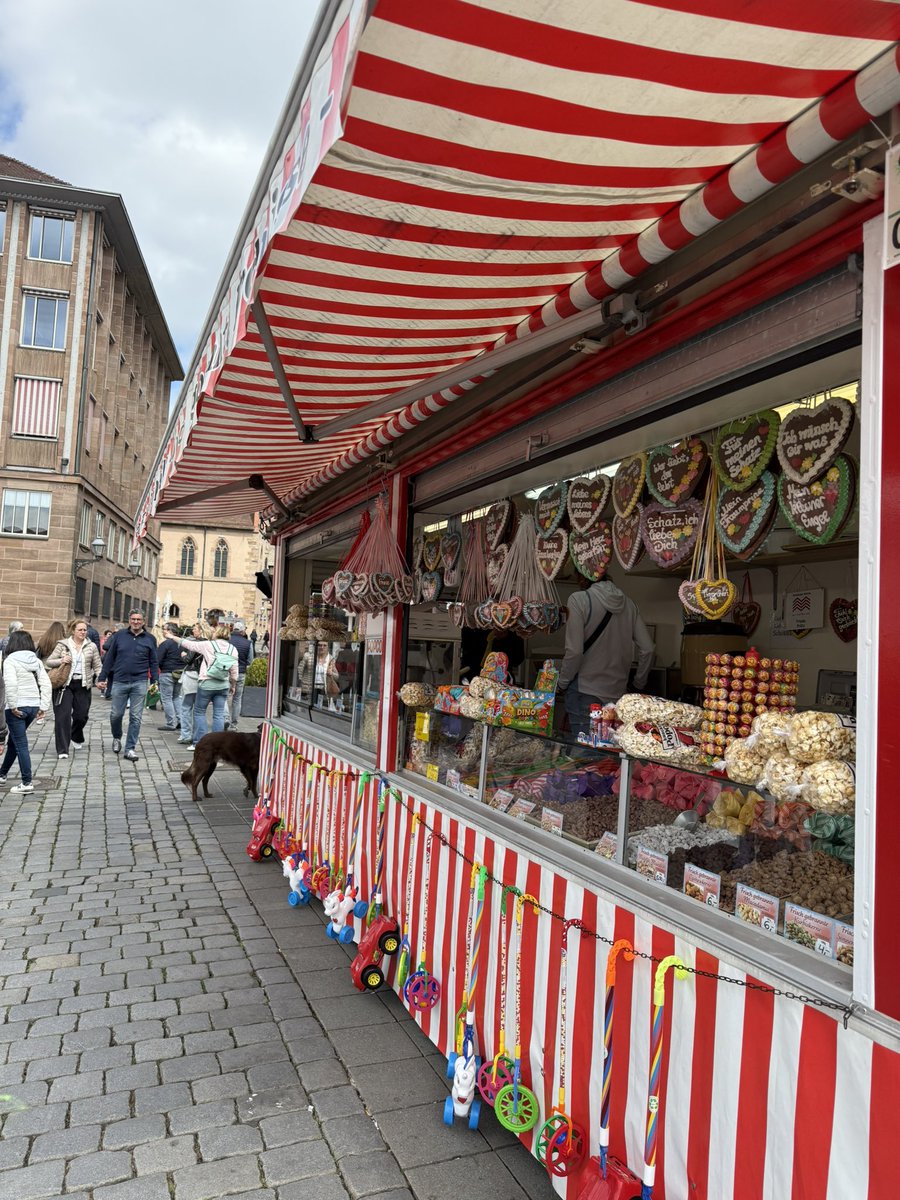 HumanitiesNC's tweet photo. Students enjoyed the opportunity to explore Nuremberg Old Town’s Market and try a Bratwurst 🇩🇪 https://t.co/h3A25fC3cJ
